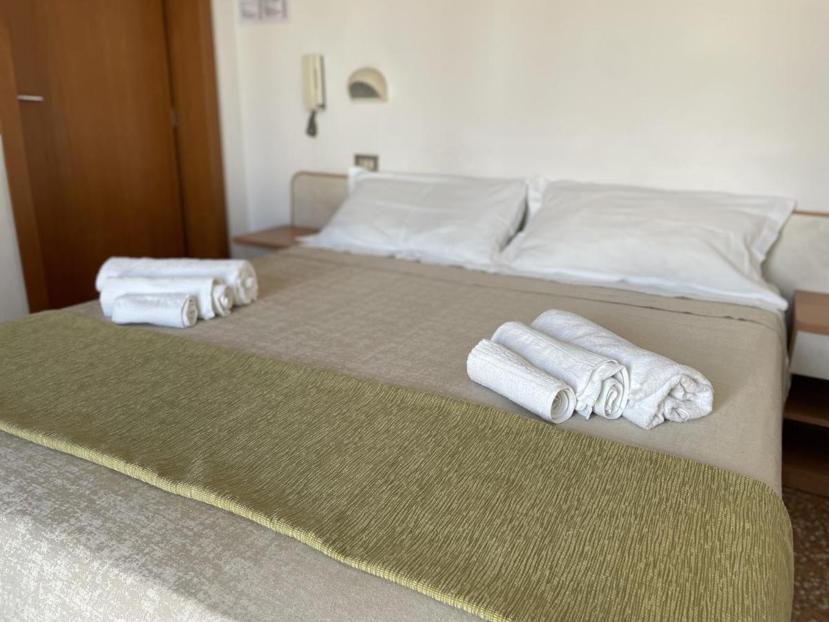 Hotel Alex Римини Экстерьер фото