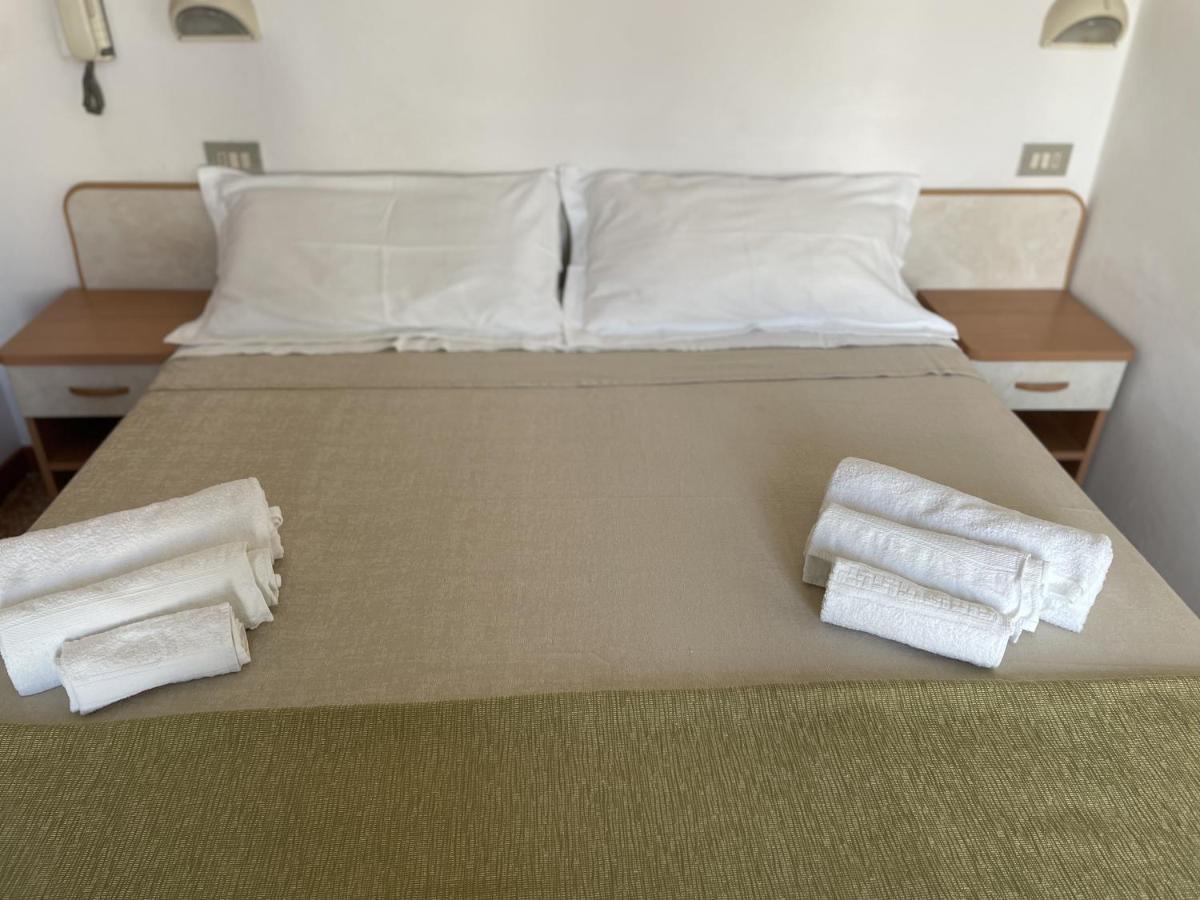 Hotel Alex Римини Экстерьер фото