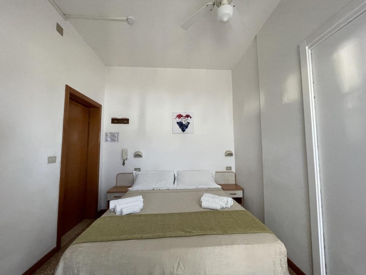 Hotel Alex Римини Экстерьер фото