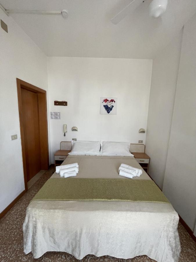 Hotel Alex Римини Экстерьер фото