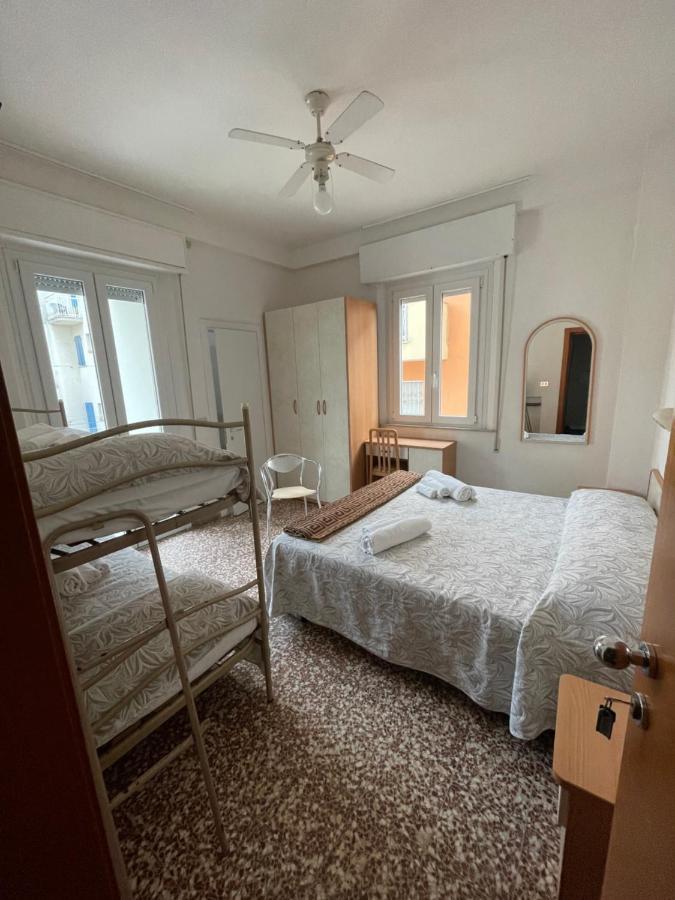 Hotel Alex Римини Экстерьер фото
