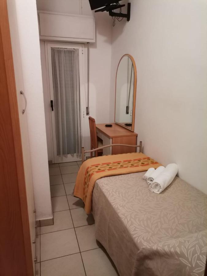 Hotel Alex Римини Экстерьер фото