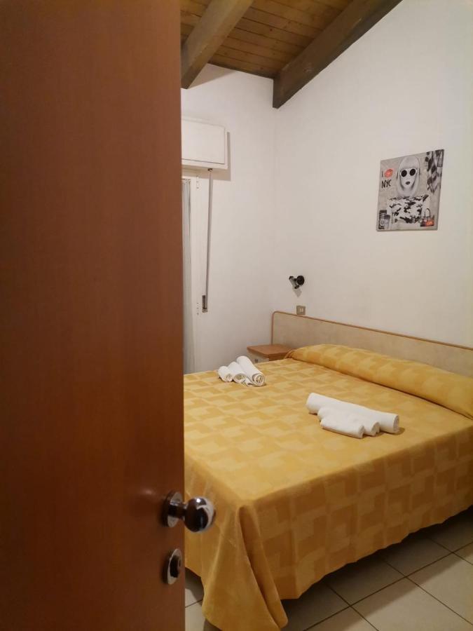Hotel Alex Римини Экстерьер фото